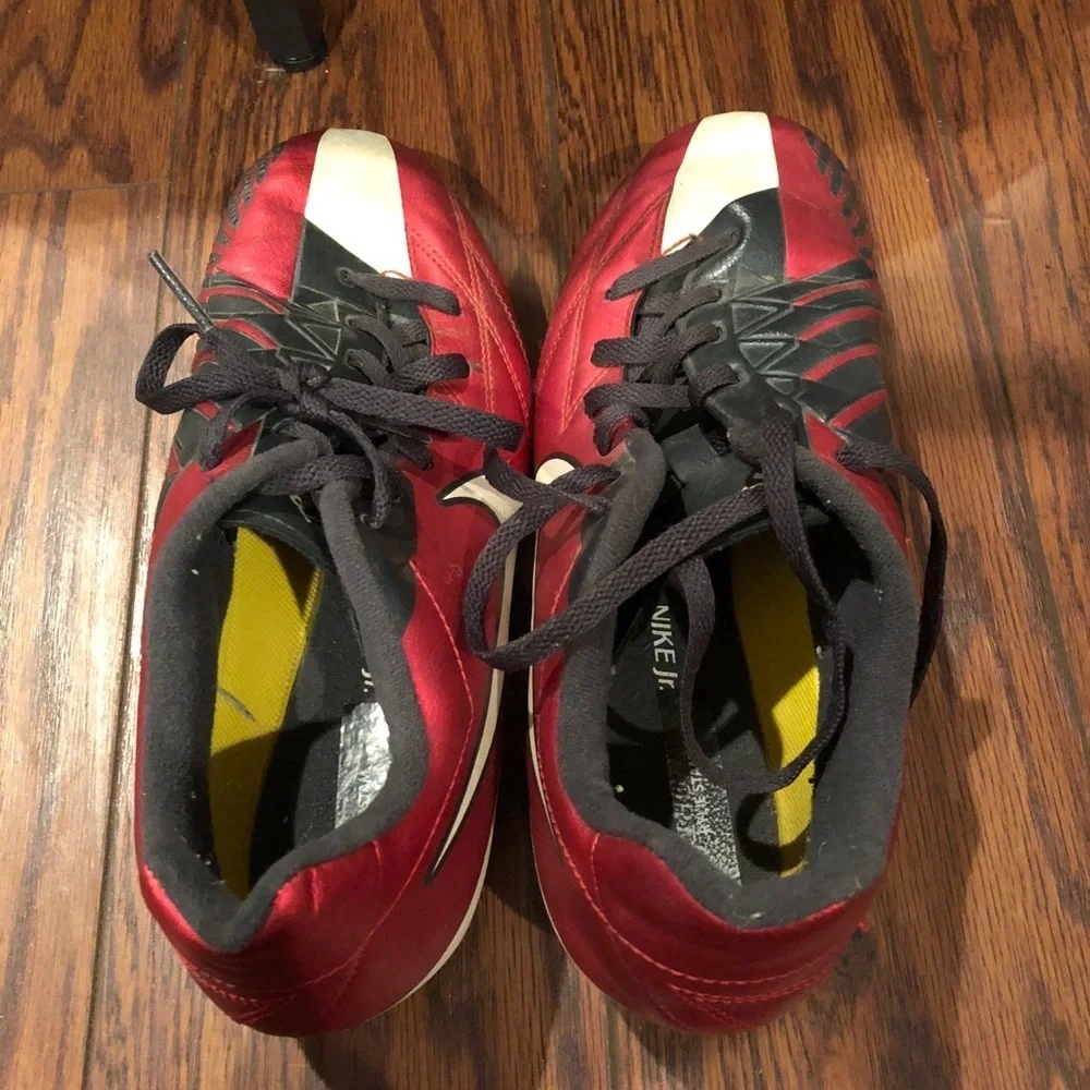 Nike t90 new soccer cleats size 4.5 ❤️🖤